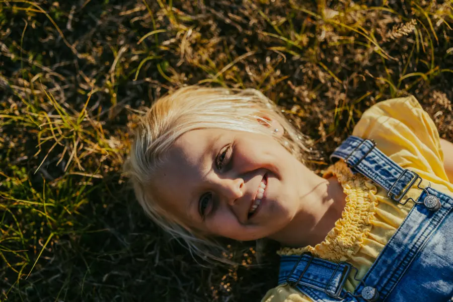 Closeupmeisje campinggeversduin