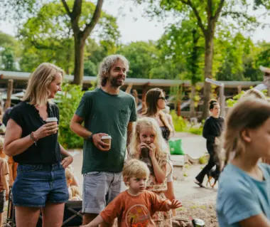 Publiek bostehater kijken kids koffie