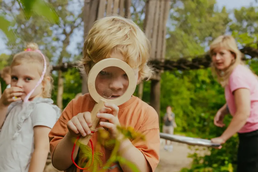 Geversduin grote speeltuin vergrootglas met kind 2